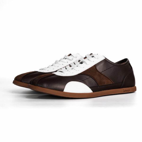 Sneaker Lucas da nâu đậm kết hợp da lộn nâu và da trắng, dây buộc trắng, đế cao su nâu nhạt có chữ “Lucas” dập nổi, thiết kế thấp gọn phong cách casual.
