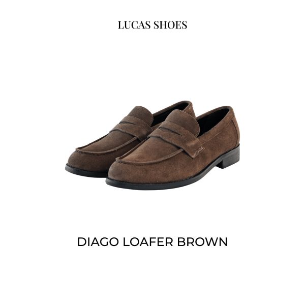 Đôi giày Lucas Diago Loafer màu nâu da lộn, thiết kế slip-on cổ điển, quai ngang penny loafer, đế cao su đen, phong cách lịch lãm casual.