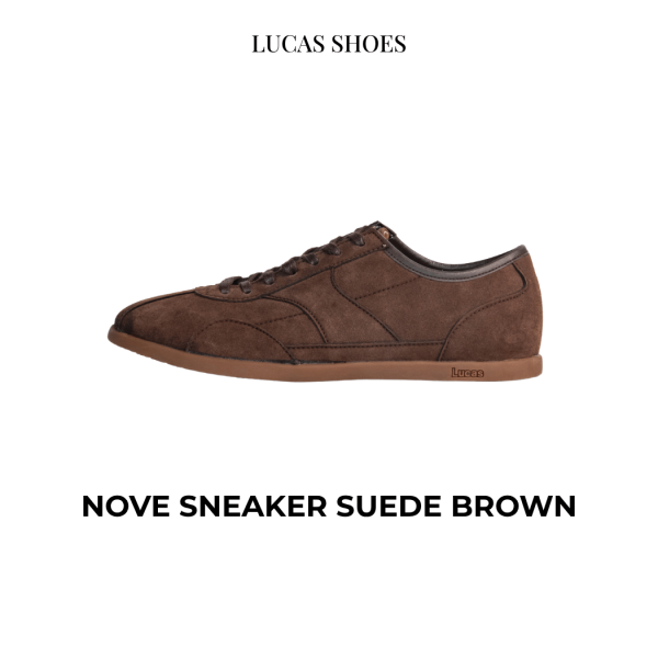 Sneaker Lucas Nove Suede Brown màu nâu da lộn, dây buộc nâu, đế cao su nâu có chữ “Lucas” dập nổi, thiết kế thấp gọn phong cách casual.