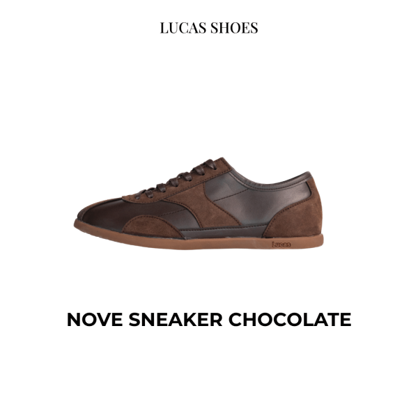 Sneaker Lucas da nâu kết hợp da lộn, dây buộc nâu, đế cao su nâu có chữ “Lucas” dập nổi, thiết kế thấp gọn phong cách casual.