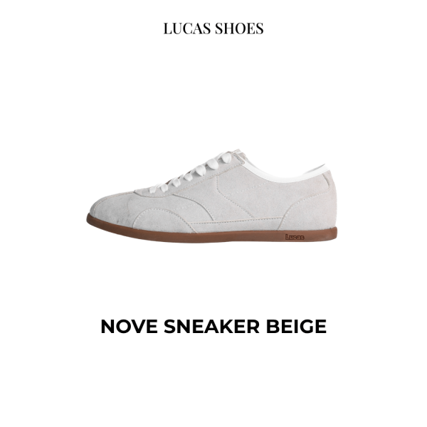 Sneaker Lucas Nove Beige màu be da lộn, dây buộc trắng, đế cao su nâu có chữ “Lucas” dập nổi, thiết kế thấp gọn phong cách casual.
